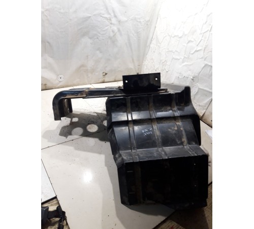 Брызговик (передний левый) в сборе с кронштейном