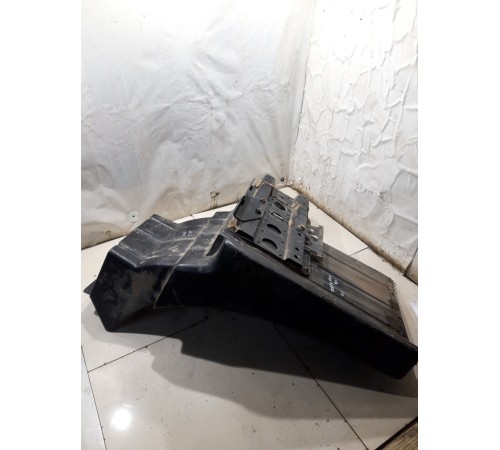 Брызговик (передний левый) в сборе с кронштейном