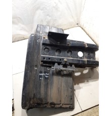 Брызговик (передний левый) в сборе с кронштейном