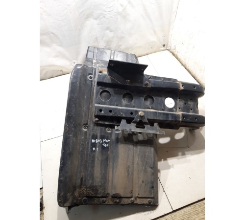 Брызговик (передний левый) в сборе с кронштейном