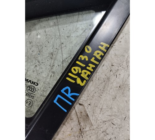 Форточка двери передняя правая