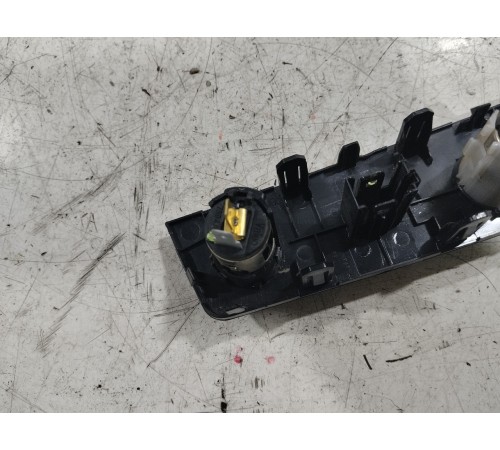 Накладка центральной консоли с розеткой и прикуривателем