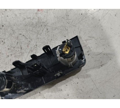 Накладка центральной консоли с розеткой и прикуривателем