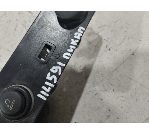 Накладка центральной консоли с розеткой и прикуривателем