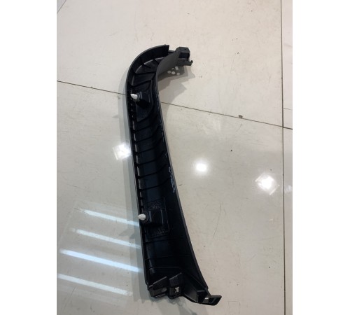 Обшивка двери багажника (левая)