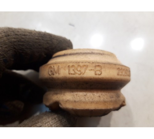 отбойник стойки(передний левый)