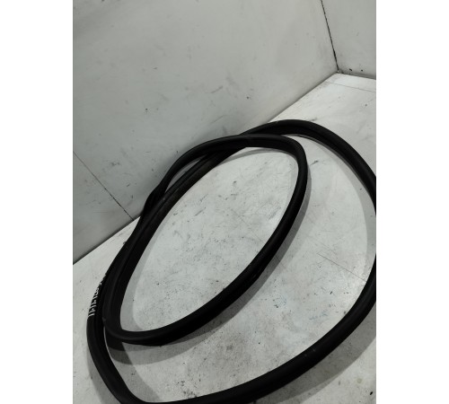 Уплотнитель двери передний правый