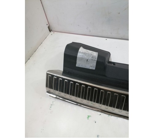 Накладка задней панели, замка багажника