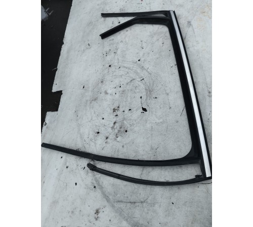 Уплотнитель стекла двери задний правый