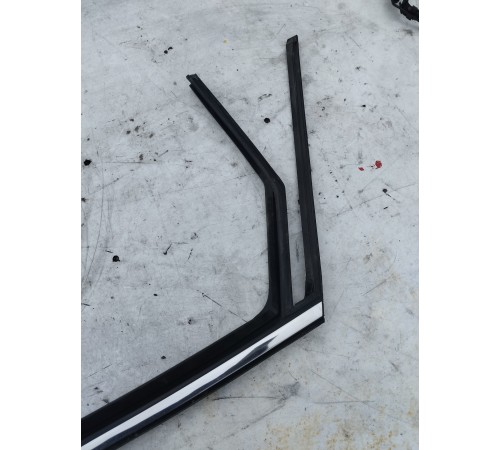 Уплотнитель стекла двери задний правый