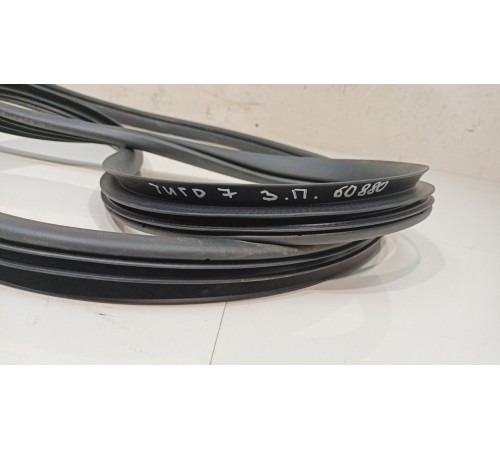 Уплотнитель двери задней правой