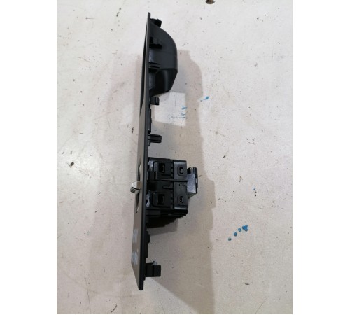 Кнопка стеклоподъёмника передняя правая