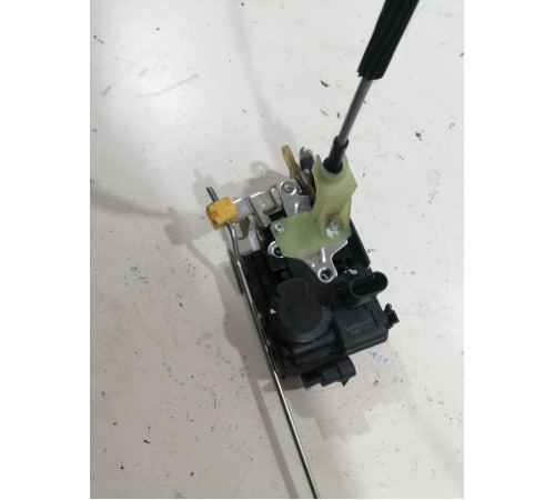 Замок двери передний левый