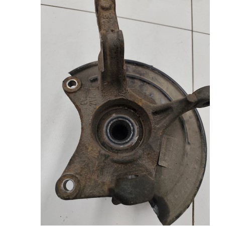 Кулак поворотный передний правый