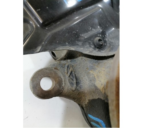 Кулак поворотный передний левый