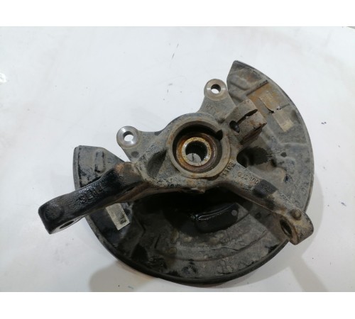 Кулак поворотный передний левый