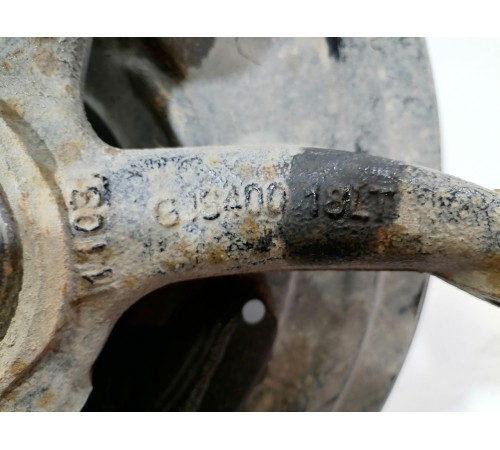 Кулак поворотный передний левый