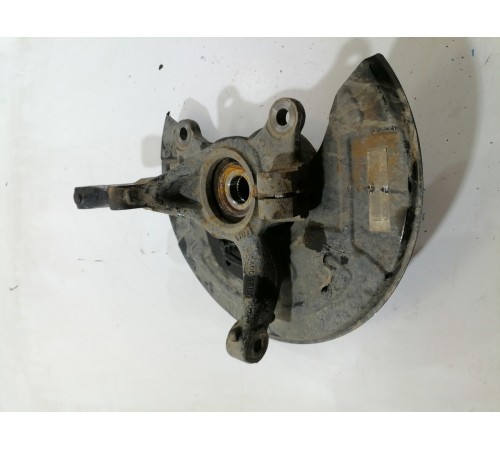 Кулак поворотный передний левый