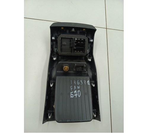 Накладка центральной консоли задняя с воздушным дефлектором