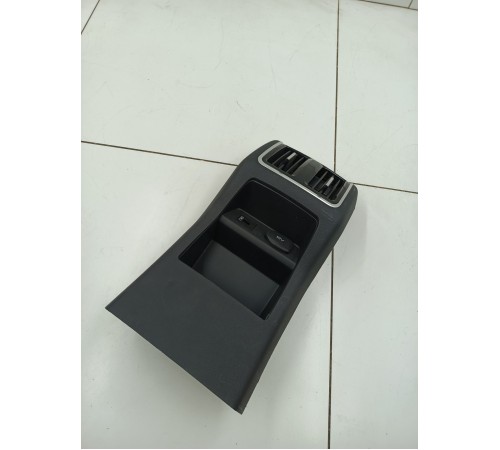 Накладка центральной консоли задняя с воздушным дефлектором