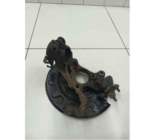 Кулак поворотный передний левый 