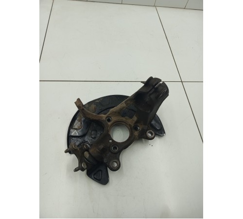 Кулак поворотный передний левый 