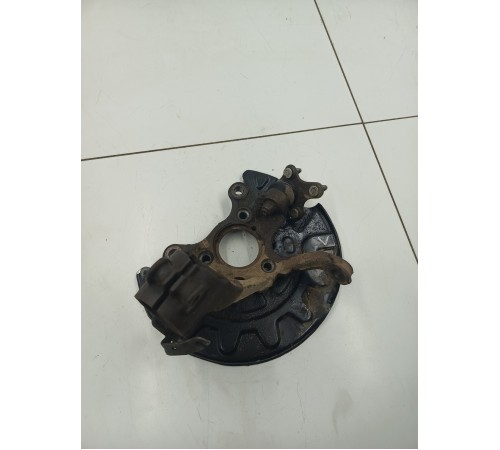 Кулак поворотный передний левый 