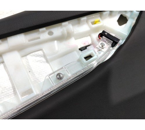 Обшивка двери передняя правая