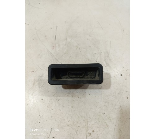 Кнопка открывания багажника