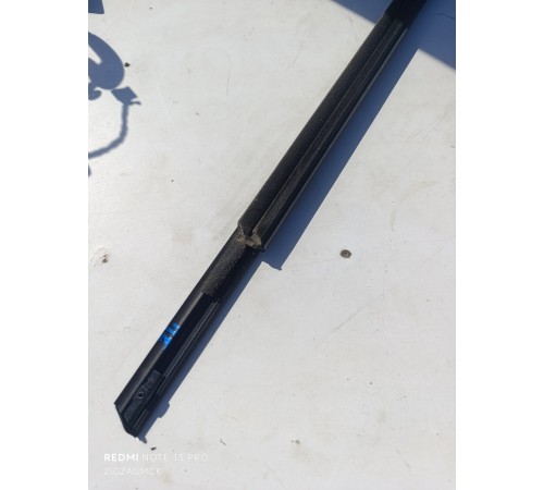 Уплотнитель стекла задний левый, молдинг