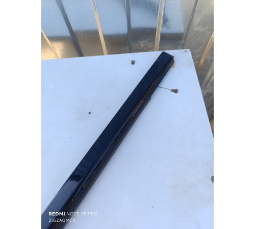 Уплотнитель стекла задний левый, молдинг