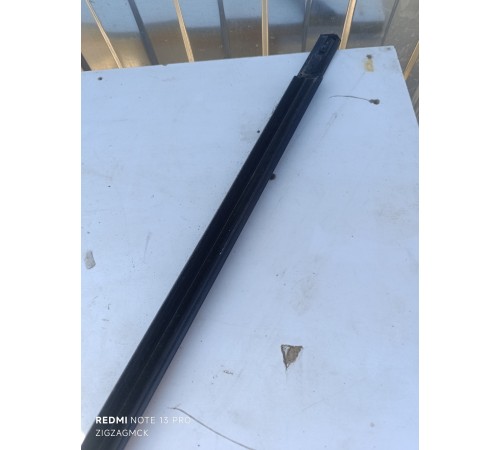 Уплотнитель стекла задний левый, молдинг