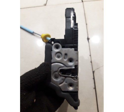 Замок двери (передний правый)