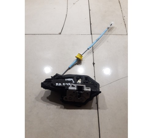 Замок двери (передний правый)