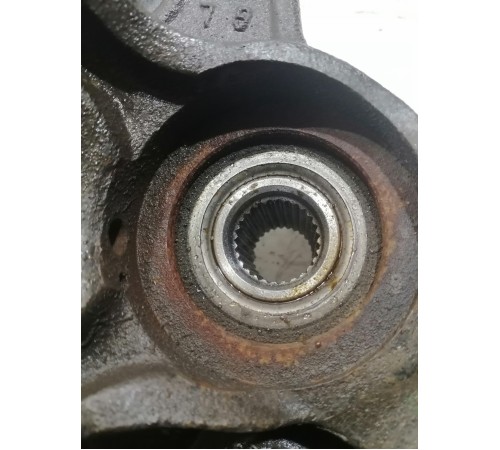 Кулак поворотный передний левый