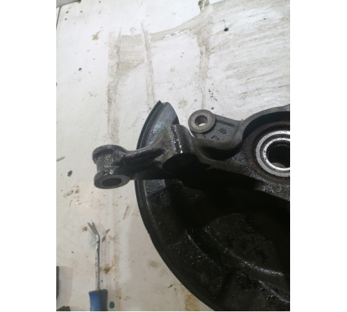 Кулак поворотный передний левый