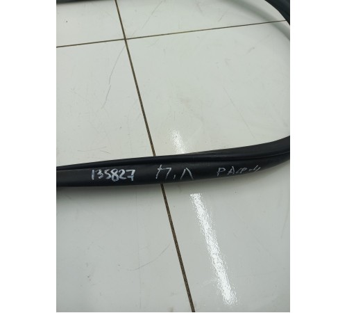 Уплотнитель дверного проёма передний левый