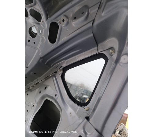 Глухое стекло заднее левое