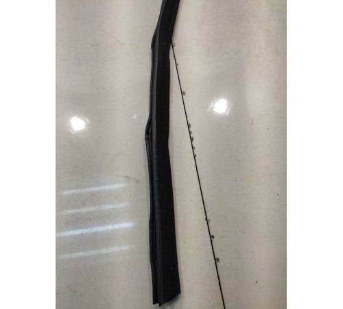 Уплотнитель стекла (передний, правый)