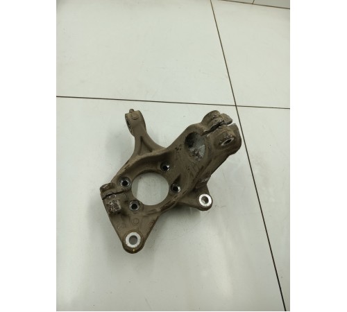 Кулак поворотный передний левый