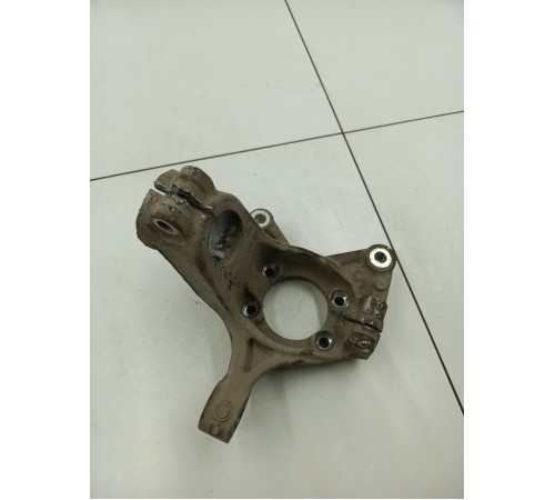 Кулак поворотный передний левый