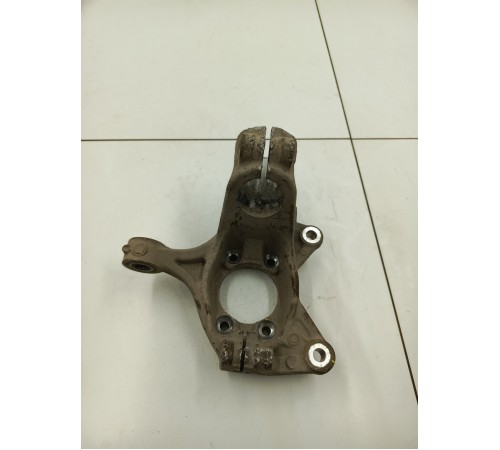 Кулак поворотный передний левый