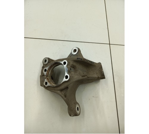 Кулак поворотный передний левый