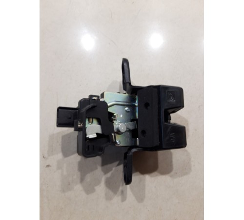 Замок крышки багажника