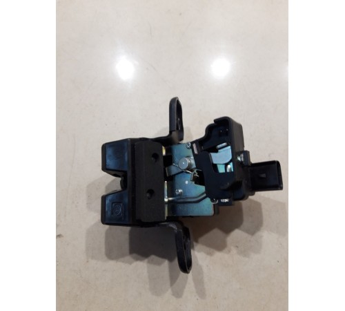 Замок крышки багажника