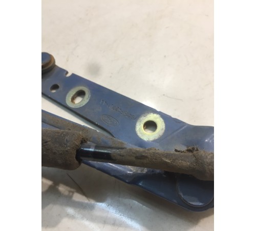 Петля крышки багажника (правая)