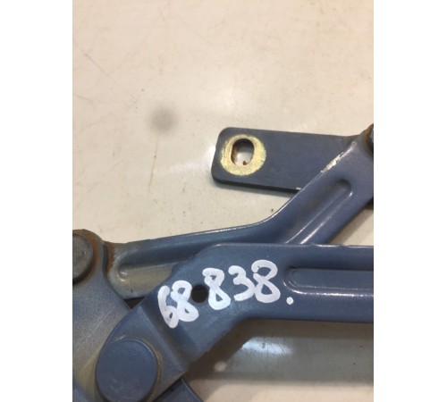 Петля крышки багажника (правая)