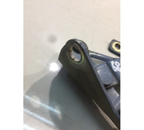 Петля крышки багажника (правая)