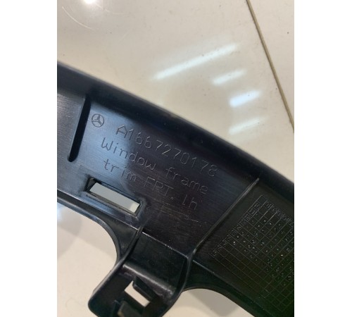 Накладка двери (передняя, левая)