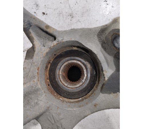 Поворотный кулак (передний, правый)